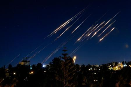 Mísseis do Irã são fotografados no céu de Jerusalem na madrugada de sábado (14)