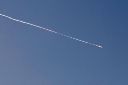 Rastros de foguetes são vistos no céu sobre a cidade costeira israelense de Netanya, em meio a uma nova enxurrada de ataques com mísseis iranianos em 24 de junho de 2025.