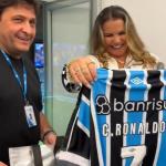 Grêmio recebe irmã de Cristiano Ronaldo na Arena e envia presente para o craque