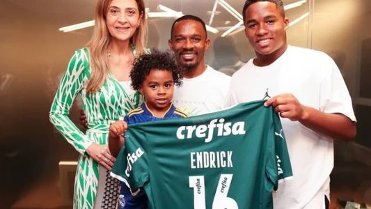 Irmão de Endrick, do Palmeiras, viraliza ao dar cambalhotas durante live