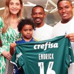 Irmão de Endrick, do Palmeiras, viraliza ao dar cambalhotas durante live