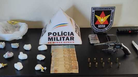 Foto mostra materiais apreendidos com irmãos em Governador Valadares (MG)