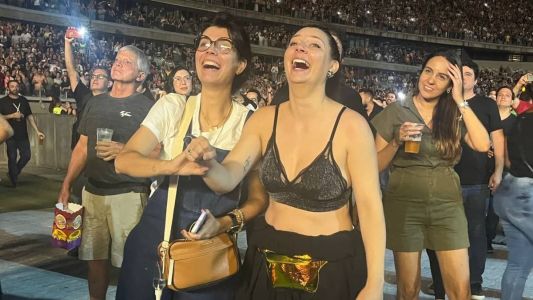 Irmãs acompanham o show do Skank