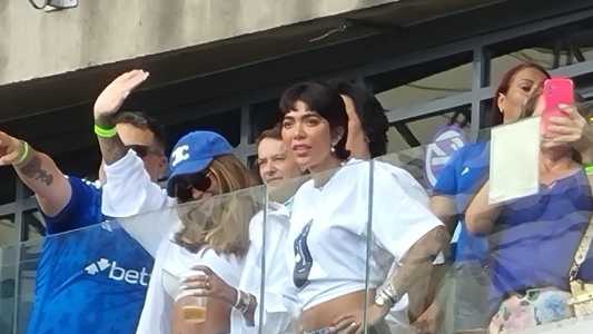 Rafaella Santos, irmã de Neymar e namorada de Gabigol, no Mineirão ao lado de familiares do jogador do Cruzeiro
