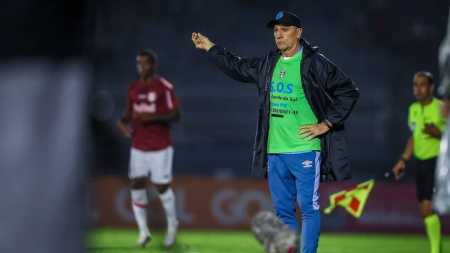 Irritado, Renato faz duras críticas ao seu grupo