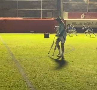 Isa Haas, do Cruzeiro, deixou gramado de muletas após o final da partida contra o Corinthians