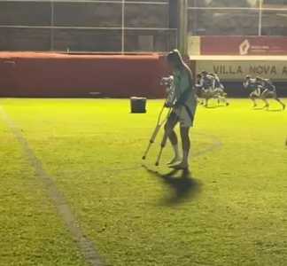Isa Haas, do Cruzeiro, deixou gramado de muletas após o final da partida contra o Corinthians
