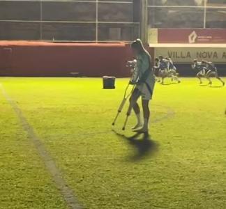 Isa Haas, do Cruzeiro, deixou gramado de muletas após o final da partida contra o Corinthians