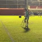 Zagueira do Cruzeiro deixa campo apoiada por muletas após jogo com Corinthians