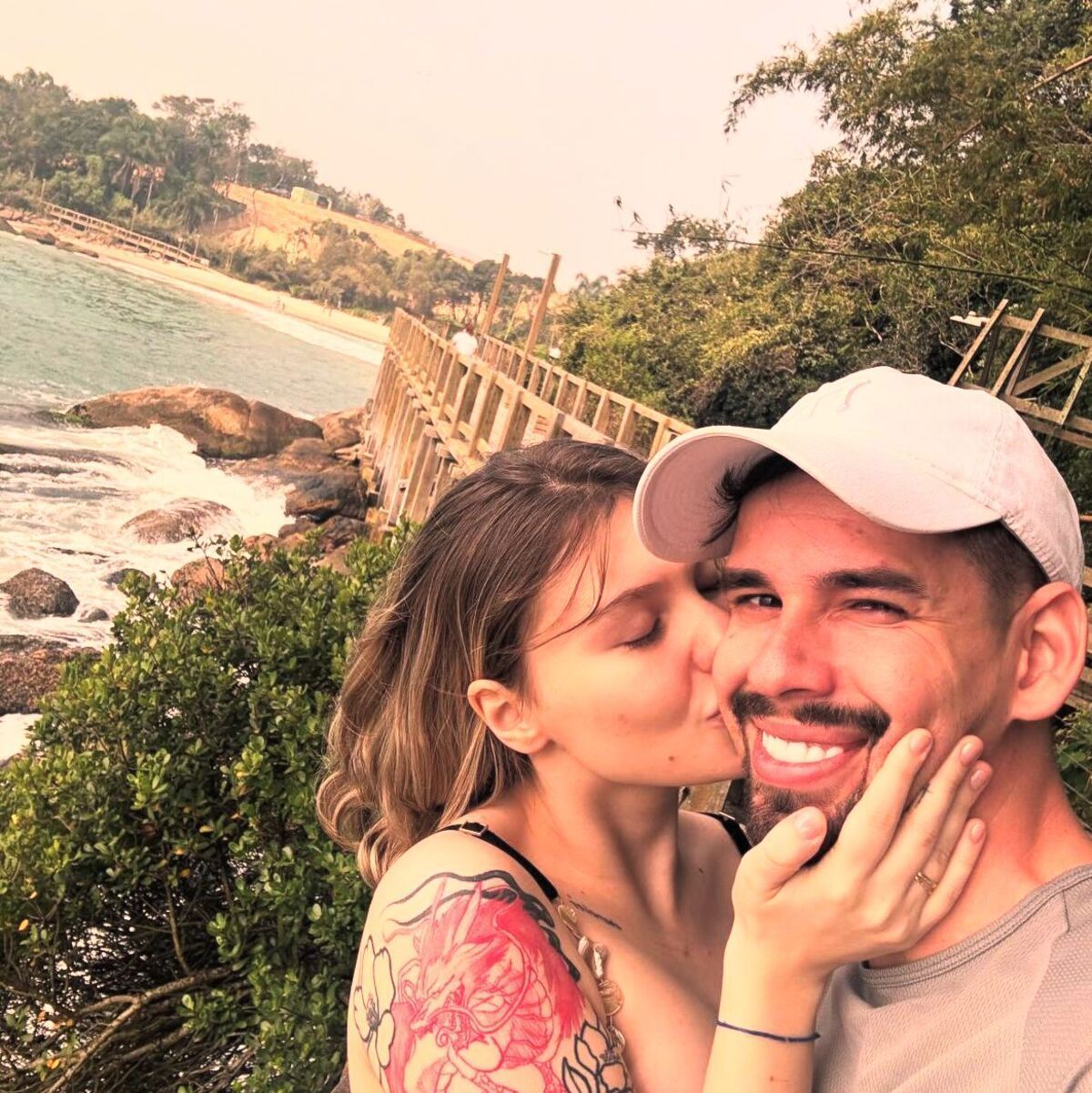 Isabel Veloso, grávida e com câncer, curte viagem e exibe barrigão; veja foto
