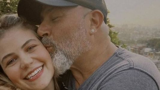 Isabella Aglio ao lado do pai, Mingau