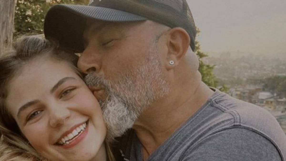 Filha de Mingau posta foto com o pai na UTI: ‘em oração constante’
