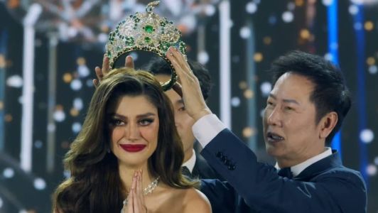 Isabella Menin encerra ciclo de miss ao lado de presidente do Miss Grand International, Nawat Itsaragrisil