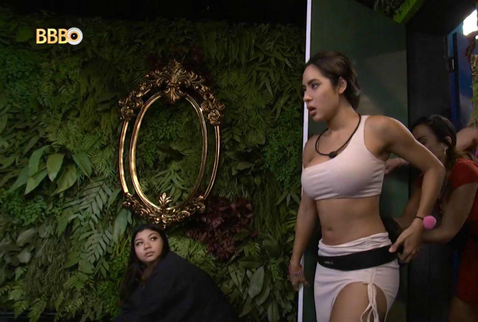 Isabelle passa mal e precisa ser atendida no confessionário; veja trecho vazado