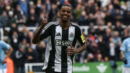 Alexander Isak comemora gol pelo Newcastle United na Premier League