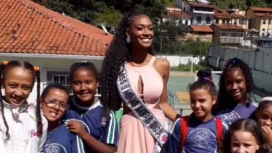 Isalu tira foto com crianças de Ouro Preto