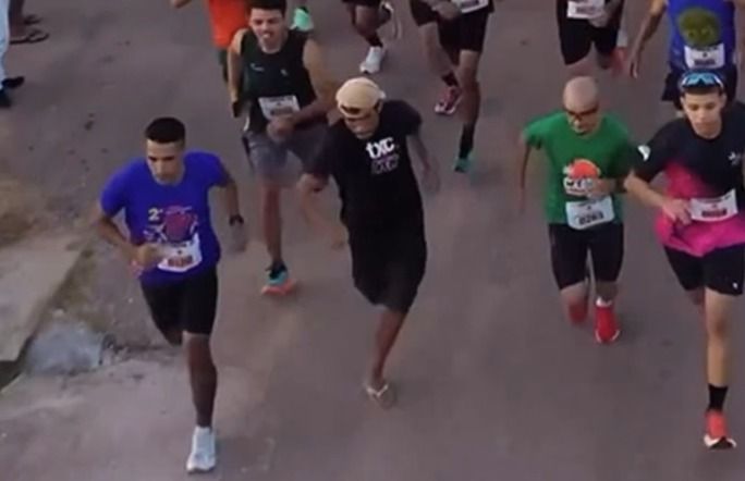 Homem que correu bêbado, de chinelo e levou medalha em prova de 8 km revela por que resolveu correr; resposta surpreende