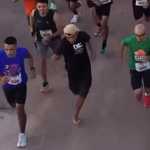 Homem que correu bêbado, de chinelo e levou medalha em prova de 8 km revela por que resolveu correr; resposta surpreende