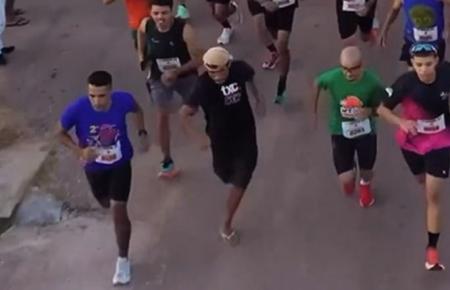 As imagens de Isaque bêbado, enquanto participava da prova de corrida viralizaram nas redes sociais