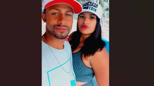 Isaque Mateus ao lado da esposa Nathália