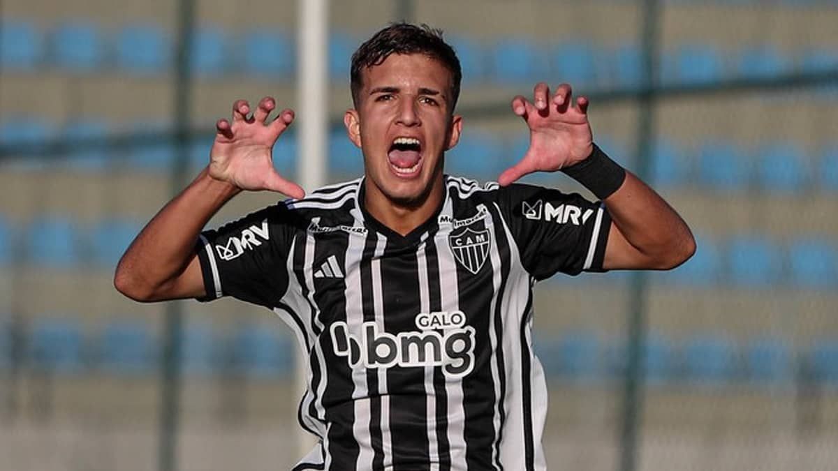 Quem é o jogador do Atlético que marcou gol do meio de campo e tem 'números de Hulk'