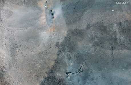 Foto de satélite tirada em 22 de junho de 2025 mostra uma visão em close das crateras após os ataques dos EUA à Usina de Enriquecimento de Combustível de Fordow (FFEP), no Irã.