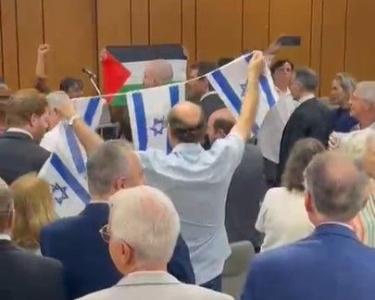 Manifestantes palestinos protestaram na ALMG contra homenagem a porta-voz das forças de defesa de Israel