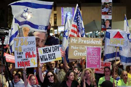 Pessoas se reúnem na "Praça dos Reféns", em Tel Aviv, para celebrar o acordo assinado entre Israel e o Hamas para a troca de reféns por prisioneiros.