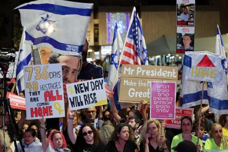 Pessoas se reúnem na "Praça dos Reféns", em Tel Aviv, para celebrar o acordo assinado entre Israel e o Hamas para a troca de reféns por prisioneiros.