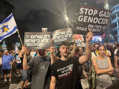 Manifestantes pedem que o governo de Benjamin Netanyahu negocie para a liberação dos sequestrados