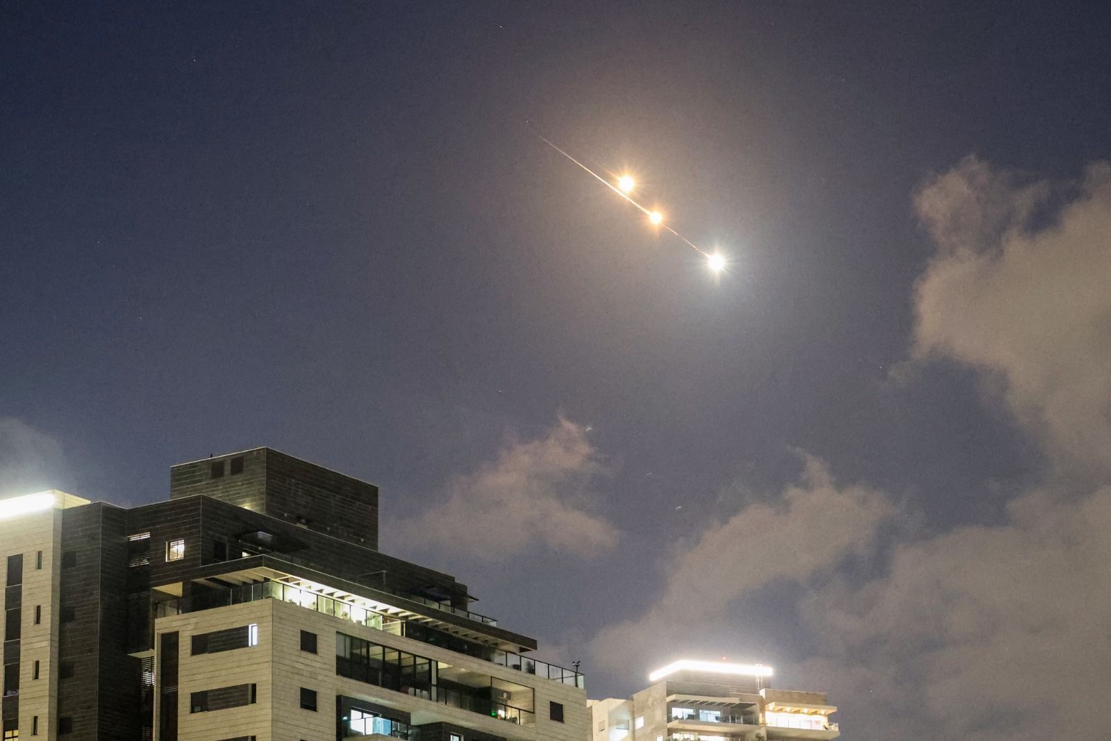 Vídeo: imagens mostram mísseis do Irã cruzando o céu de Tel Aviv, em Israel