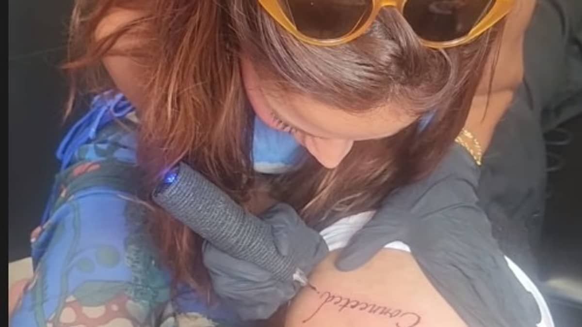 Anitta e Simone Susinna fazem tatuagem juntos em locais inusitados; veja