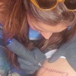 Anitta e Simone Susinna fazem tatuagem juntos em locais inusitados; veja