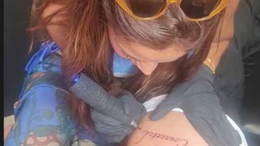Italiano escolheu tatuar perto dos glúteos