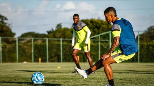 Ítalo e Fábio (ao fundo) são duas das novas promessas do Sport