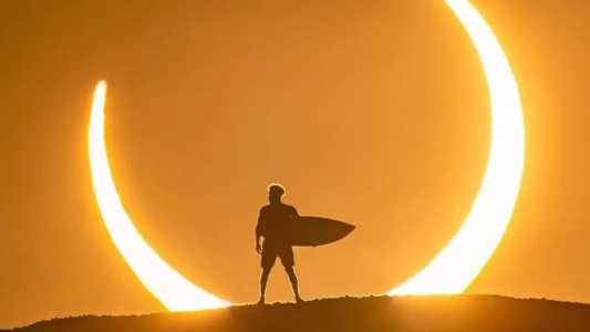 Ítalo Ferreira foi fotografado durante eclipse solar visto no Rio Grande do Norte
