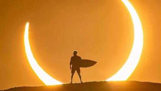 Ítalo Ferreira foi fotografado durante eclipse solar visto no Rio Grande do Norte
