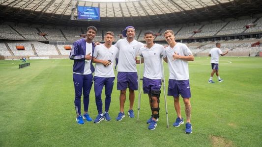 Ítalo Isaac usou uma proteção na perna esquerda após a lesão na final do Mineiro Sub-20