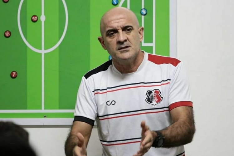 Com três zagueiros, Santa Cruz está escalado para duelo contra o Petrolina-PE