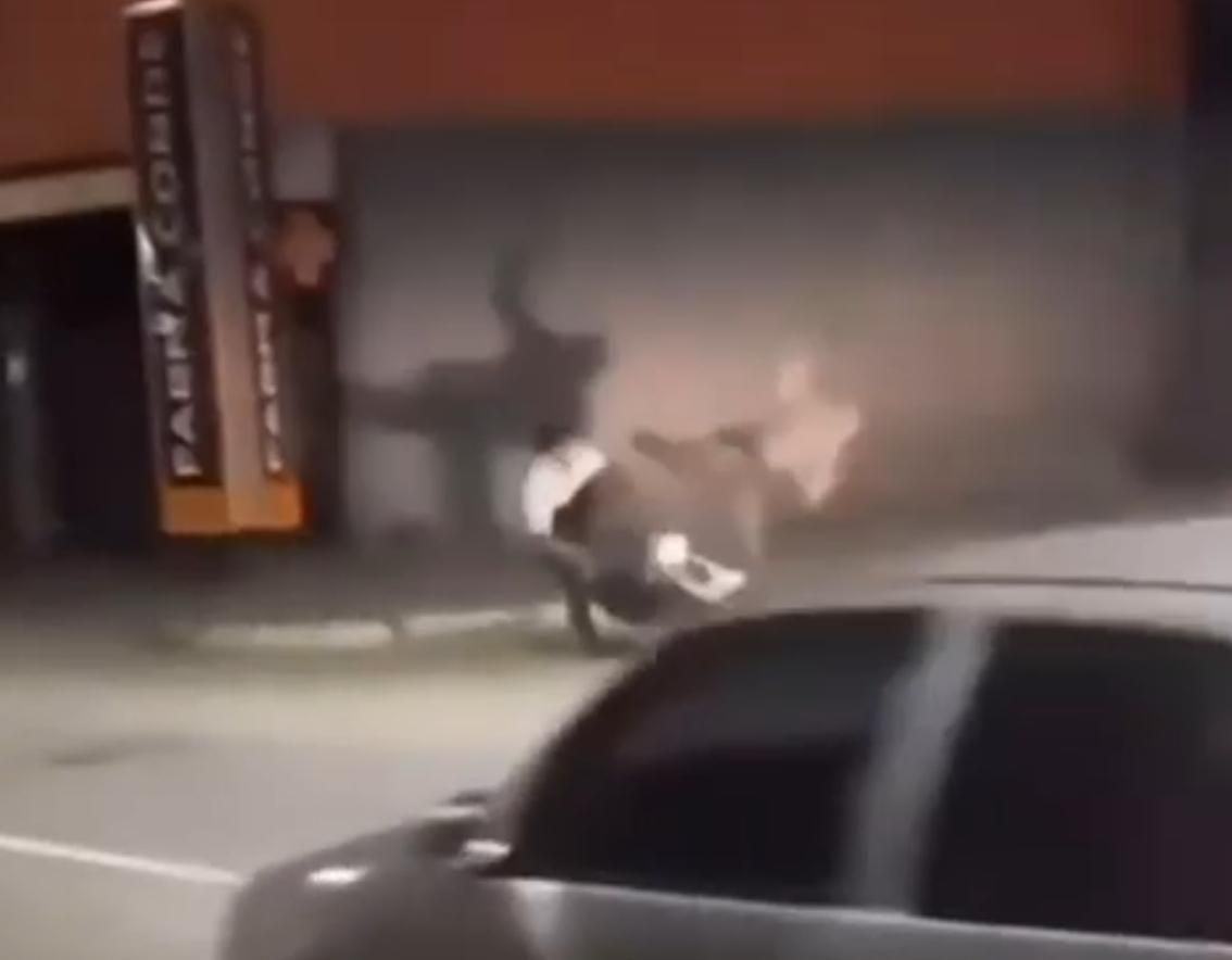 Vídeo: PM dá voadora em motociclista que 'cortava giro'
