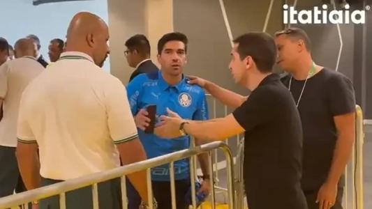 Itatiaia flagrou o momento em que Abel Ferreira tomou celular de Pedro Spinelli