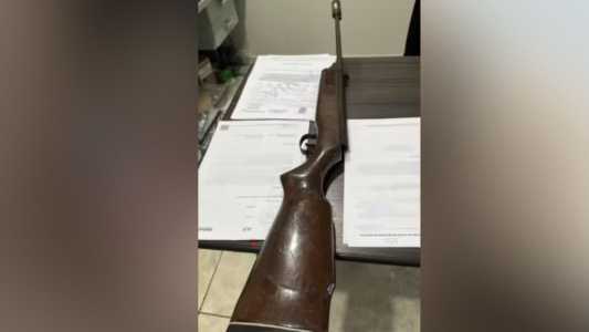 A arma do crime foi encontrada na propriedade da família. A mulher havia se curado de um câncer em março deste ano