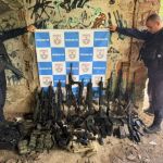 PM estoura ‘paiol’ enquanto milícia dormia e apreende fuzis avaliados em R$ 1 milhão