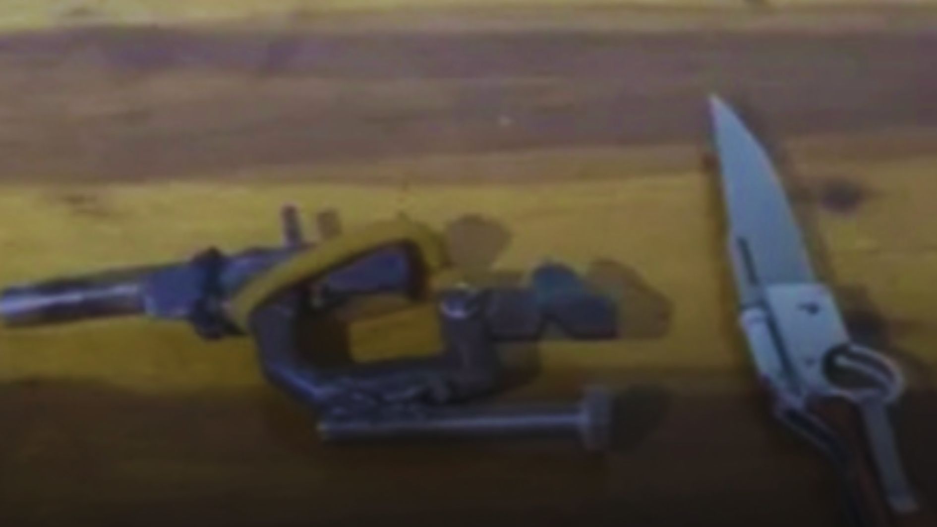Homem mata irmão na frente da mãe usando arma artesanal após discussão sobre gatos