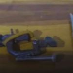 Homem mata irmão na frente da mãe usando arma artesanal após discussão sobre gatos