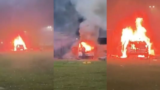 Fogos de artifício explodem dentro de carro