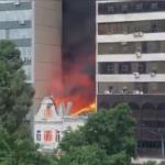 Vídeo: incêndio atinge prédio no Centro Histórico de Porto Alegre