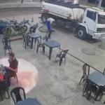 Vídeo: homem acende cigarro em posto de combustíveis e causa principio de incêndio