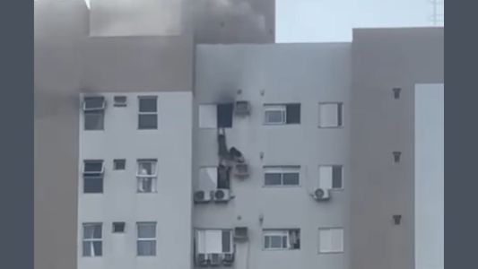 Mulher fica pendurada em janela durante incêndio em Cascavel