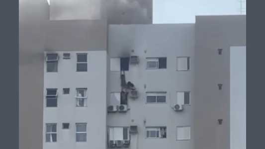 Mulher fica pendurada em janela durante incêndio em Cascavel